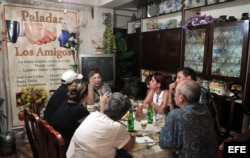 Archivo - Varias personas almuerzan en el restaurante privado "Los Amigos", en La Habana (Cuba).