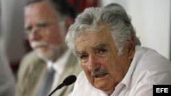 El presidente uruguayo, José Mujica (d).