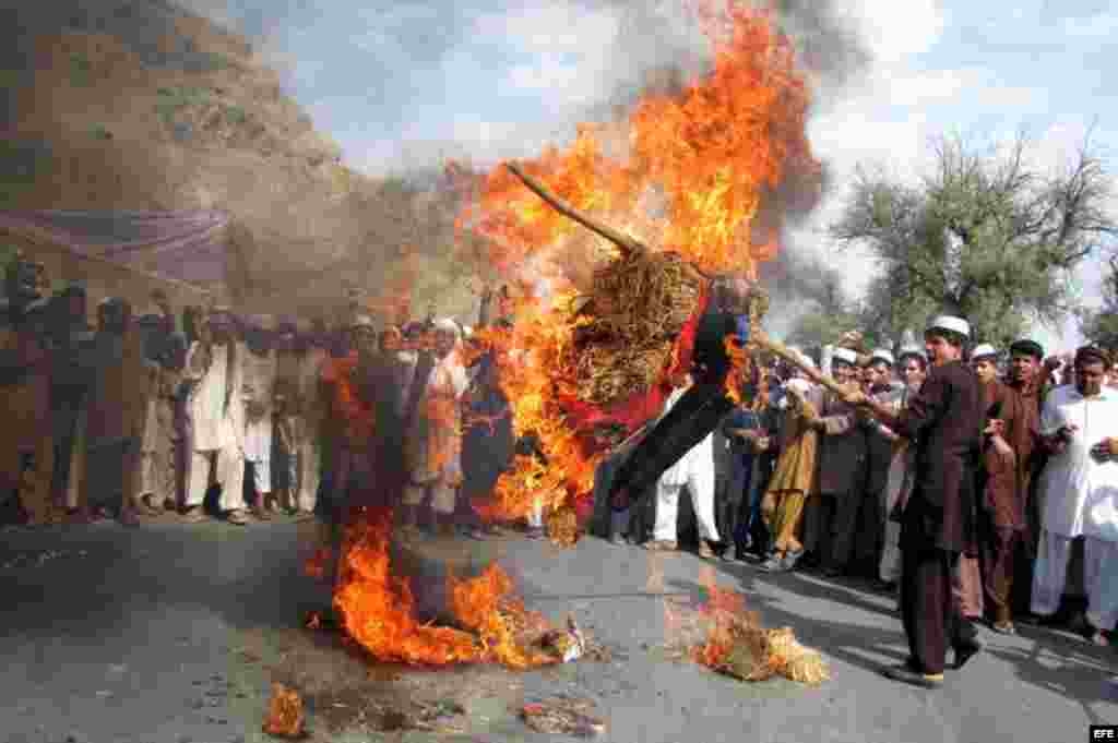 Afganos queman una efigie del presidente de Estados Unidos, Barack Obama, durante una protesta contra la difusión de un vídeo sobre la vida del profeta Mahoma, considerado blasfemo por los musulmanes y supuestamente producido en Estados Unidos, en el dist