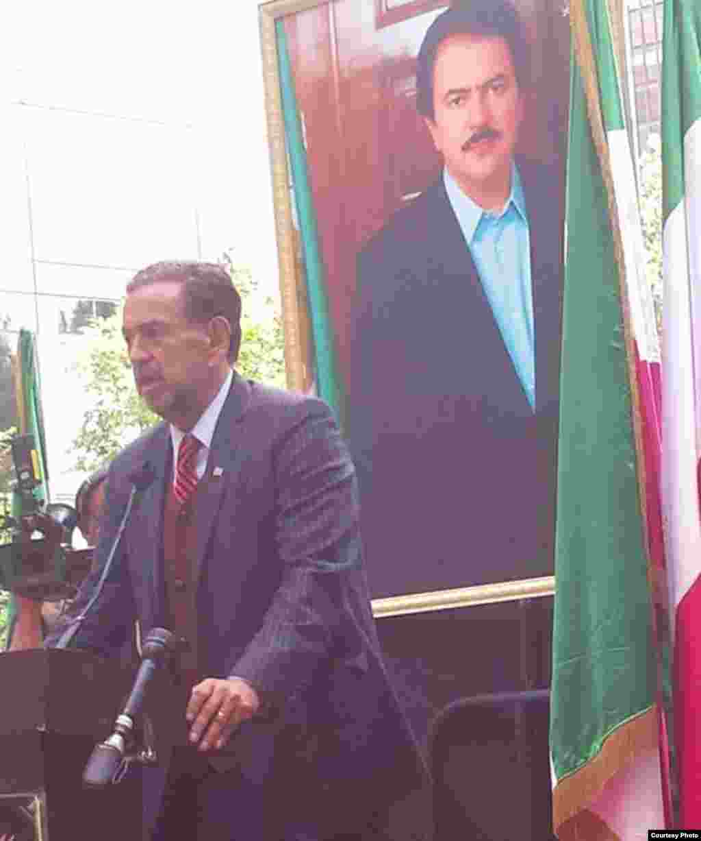 Bill Richardson en la protesta organizada por los iraníes.