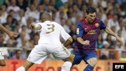 Fotografía de archivo. El delantero argentino del FC Barcelona, Lionel Messi (d), intenta marcharse del defensa portugués del Real Madrid, Képler Lima "Pepe" (i).