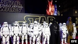 Vista de los personajes de la saga "Star Wars" posando en la alfombra roja