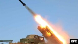  Fuerzas militares norcoreanas lanzando un misil en una locación sin identificar (Archivo)