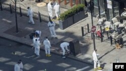 Archivos Miembros de la policía recogen pruebas en la avenida Boylston, en Boston, Massachusetts, Estados Unidos, hoy, miércoles 17 de abril de 2013, donde tuvieron lugar los atentados el pasado 15 de abril durante la celebración del emblemático maratón de Boston.
