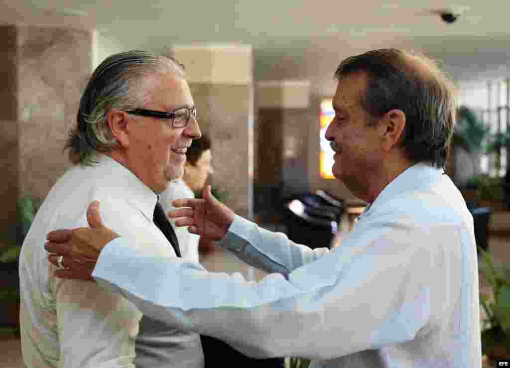 El vicecanciller cubano, Abelardo Moreno (d), saluda al jefe de la delegación de la Unión Europea en Cuba, Hernán Portocarero (i), en la Cancillería cubana en La Habana (9 de septiembre, 2015).