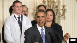 Obama asiste a evento con trabajadores del sector de la salud que luchan contra el ébola.