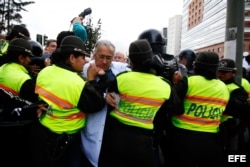 Varios policías detuvieron una manifestación de médicos ecuatorianos el lunes 27 de enero de 2014, que marcharon en contra de la regulación de la mala práctica profesional.