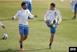 Radamel Falcao (i) y James Rodríguez (d), de Colombia, participan en un entrenamiento.