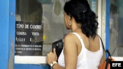 Una mujer acude a una Casa de Cambios (CADECA), en La Habana, para cambiar dólares por pesos cubanos.