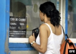 Una mujer acude a una Casa de Cambios (CADECA), en La Habana, para cambiar dólares por pesos cubanos.