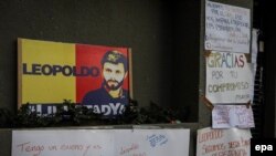 Carteles con mensajes de apoyo en la entrada de la casa del líder opositor venezolano Leopoldo López.