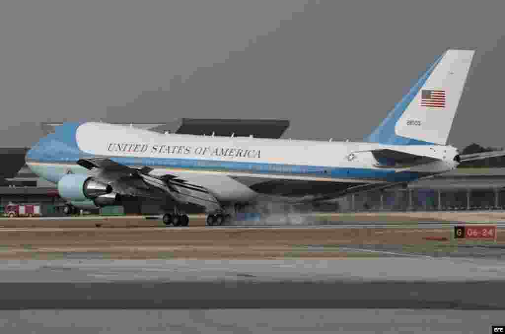 Momento en que el Air Force One aterrizaba en el Aeropuerto Internacional José Martí.
