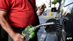  Un empleado trabaja en una gasolinera de la petrolera estatal venezolana PDVSA en Caracas