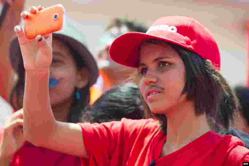  una joven con "bigotes de Maduro" en una concentración de campaña en Barinas (Venezuela). La moda "moustache" se ha convertido en un inexplicable fenómeno mundial que ningún cazador de tendencias puede ignorar, pero en Venezuela el chavismo decidió darle