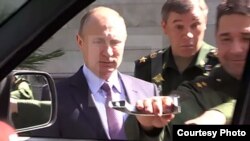 Putin inspecciona técnica militar