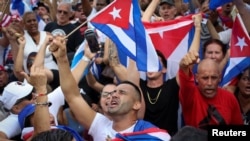 Un hombre grita durante un mitin de solidaridad con los manifestantes en Cuba, en el barrio de La Pequeña Habana en Miami, Florida, Estados Unidos el 14 de julio de 2021. REUTERS / Marco Bello