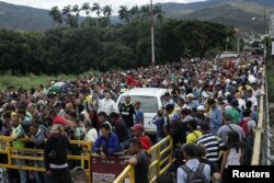 Venezolanos esperan autorización para pasar la frontera desde Venezuela a Colombia por el puente internacional Simón Bolívar, en San Antonio del Táchira, Venezuela. en agosto de 2018 (Foto: Carlos E. Ramírez/Reuters).