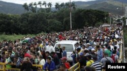 Venezolanos esperan autorización para pasar la frontera desde Venezuela a Colombia por el puente internacional Simón Bolívar, en San Antonio del Táchira, Venezuela. 3 de agosto de 2018. Foto: REUTERS/Carlos E. Ramírez.