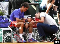 Federer es atendido debido a un problema en un dedo de su mano derecha.