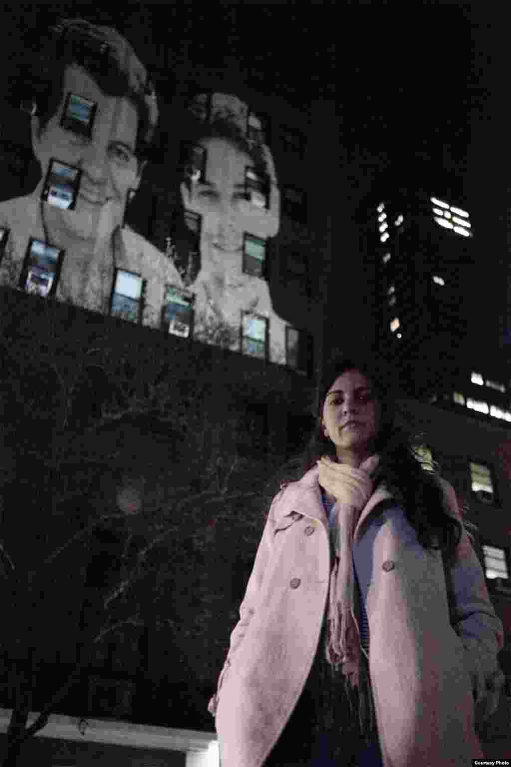 Geandy Pavón con el Proyecto Luz y Libertad proyecta imágenes de Oswaldo Payá y Harold Cepero en edificio de ONU New York