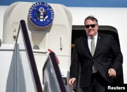 El secretario de Estado Mike Pompeo a su llegada a Manama International Airport en Bahrain.