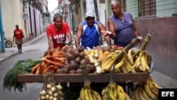 Un grupo de comerciantes independientes en La Habana, Cuba, en abril del 2018.