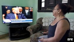  Una mujer observa el discurso del presidente de Estados Unidos, Donald Trump, en su vivienda hoy, viernes 16 de junio de 2017, en La Habana (Cuba)