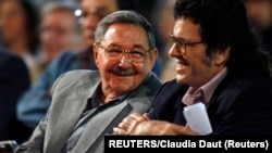 Abel Prieto junto a Raúl Castro. Foto Archivo REUTERS/Claudia Daut 