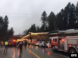 El tren se descarriló y cayó de un puente sobre la autopista cerca de Seattle.