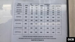 Un papel indica la suspensión de vuelos nacionales desde Baracoa hasta Gerona.
