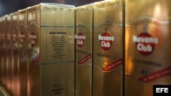 Botellas de ron Havana Club a la venta en una tienda para turistas, en La Habana (Cuba).