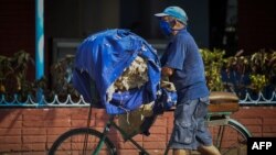 Un reparador de colchones recorre el miércoles una calle de La Habana. El gobierno pedirá a cuentapropistas como él que donen dinero en moneda nacional para producir alimentos (Yamil Lage/AFP).