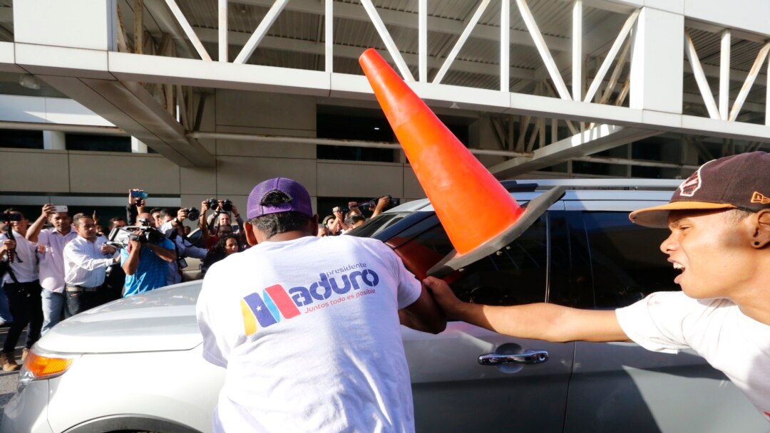 Uno de los momentos de la arremetida contra la caravana que trasladaba a Guaidó desde el aeropuerto de Maiquetía hacia Caracas.