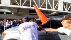 Uno de los momentos de la arremetida contra la caravana que trasladaba a Guaidó desde el aeropuerto de Maiquetía hacia Caracas.