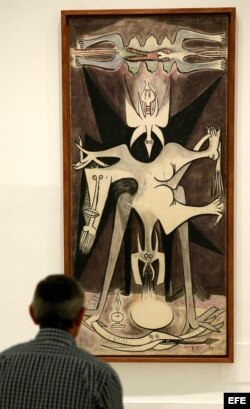 Un hombre observa la obra "Anunciación (Natividad)", de Lam, en el Museo Reina Sofía.
