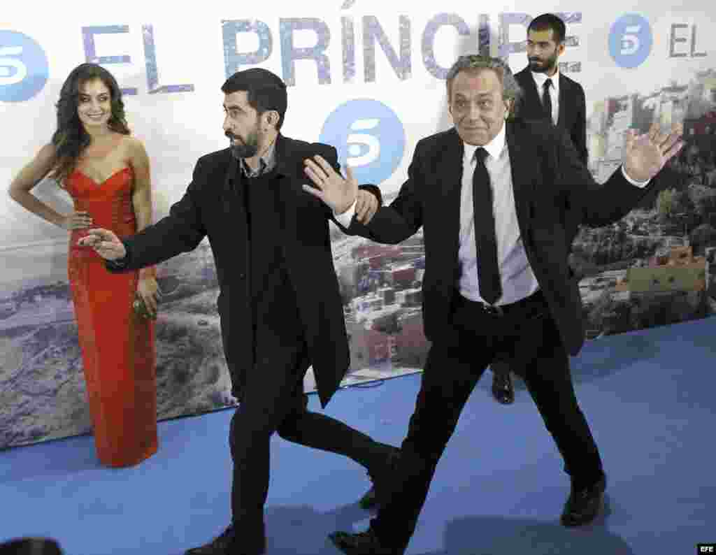  El actor José Coronado (2d), acompañado por el organizador de la presentación de la serie "El Príncipe", en presencia de sus compañeros de reparto, la actriz Hiba Abouk (i) y el actor cubano Rubén Cortada. 
