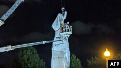 Quintando la estatua de Cristóbal Colón en Chicago