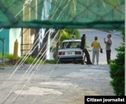 Vigilancia policial en la sede de las Damas de Blanco, este 19 de junio. Foto: Angel Moya