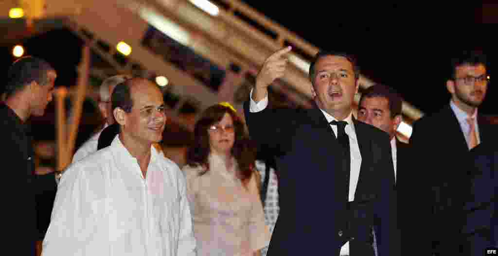 l primer ministro de Italia, Matteo Renzi (d), acompañado del viceministro cubano de Relaciones Exteriores, Rogelio Sierra (i), saluda a su llegada hoy, martes 27 de octubre de 2015, en el Aeropuerto José Martí de La Habana (Cuba). Renzi llegó esta noche 