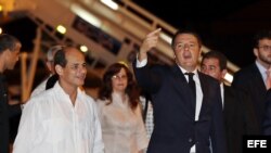El primer ministro de Italia, Matteo Renzi, acompañado del viceministro cubano de Relaciones Exteriores, Rogelio Sierra (d-i), saluda a su llegada hoy, martes 27 de octubre de 2015, en el Aeropuerto José Martí de La Habana.