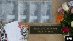 Fans de Marilyn Monroe depositan flores, imágenes y otros artículos, el 5 de agosto de 2012, donde se encuentran los restos de la artista, en Westwood, Los Ángeles, California (EEUU). 
