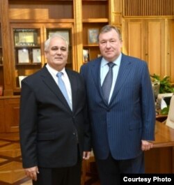 Embajador cubano en Moscú Emilio Losada (i) con el presidente del Banco Internacional de Inversiones, Nikolai Kosov