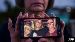 Zoila Rodríguez, esposa y madre de la "Familia Beirut", muestra la foto de sus tres familares presos 