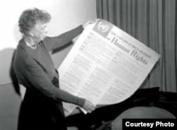 La ex primera dama de EEUU Eleanor Roosevelt sostiene una copia de la Declaración Universal de Derechos Humanos que ella impulsó.