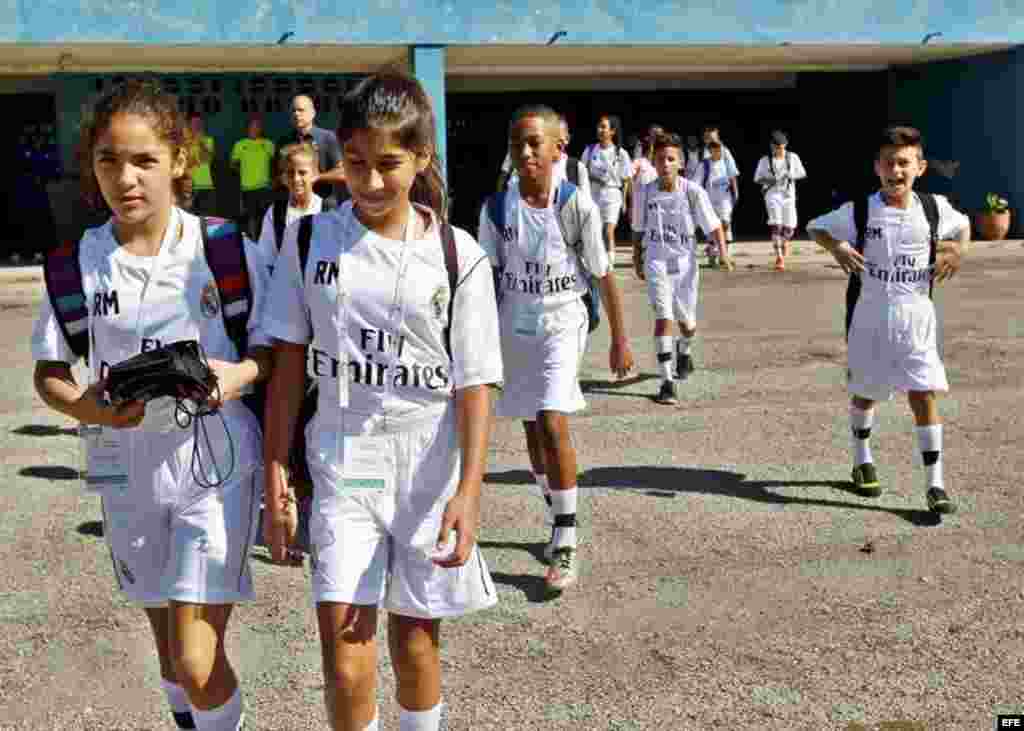 Niños cubanos participan en una clínica de fútbol impartida por entrenadores de la Fundación Real Madrid, del 14 al 18 de noviembre de 2016, en La Habana (Cuba). &nbsp;