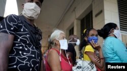 Residentes de La Habana se aglomeran en un mercado para adquirir alimentos, a pesar de los riesgos de contagio por el coronavirus.