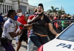 Rolando Remedios fue arrestado con violencia durante la protesta pacífica.
