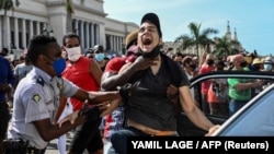 Un joven manifestante arrestado con violencia durante la protesta pacífica contra el régimen comunista, el 11 de julio de 2021 en La Habana.