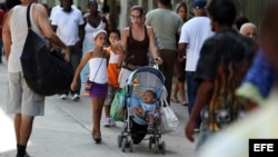  Una mujer camina con sus hijos por una céntrica calle de La Habana (Cuba). 