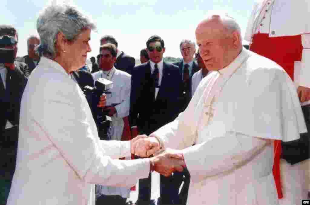 Juan Pablo II visita Nicaragua, bajo la presidencia de Violeta Chamorro en 1996. 
